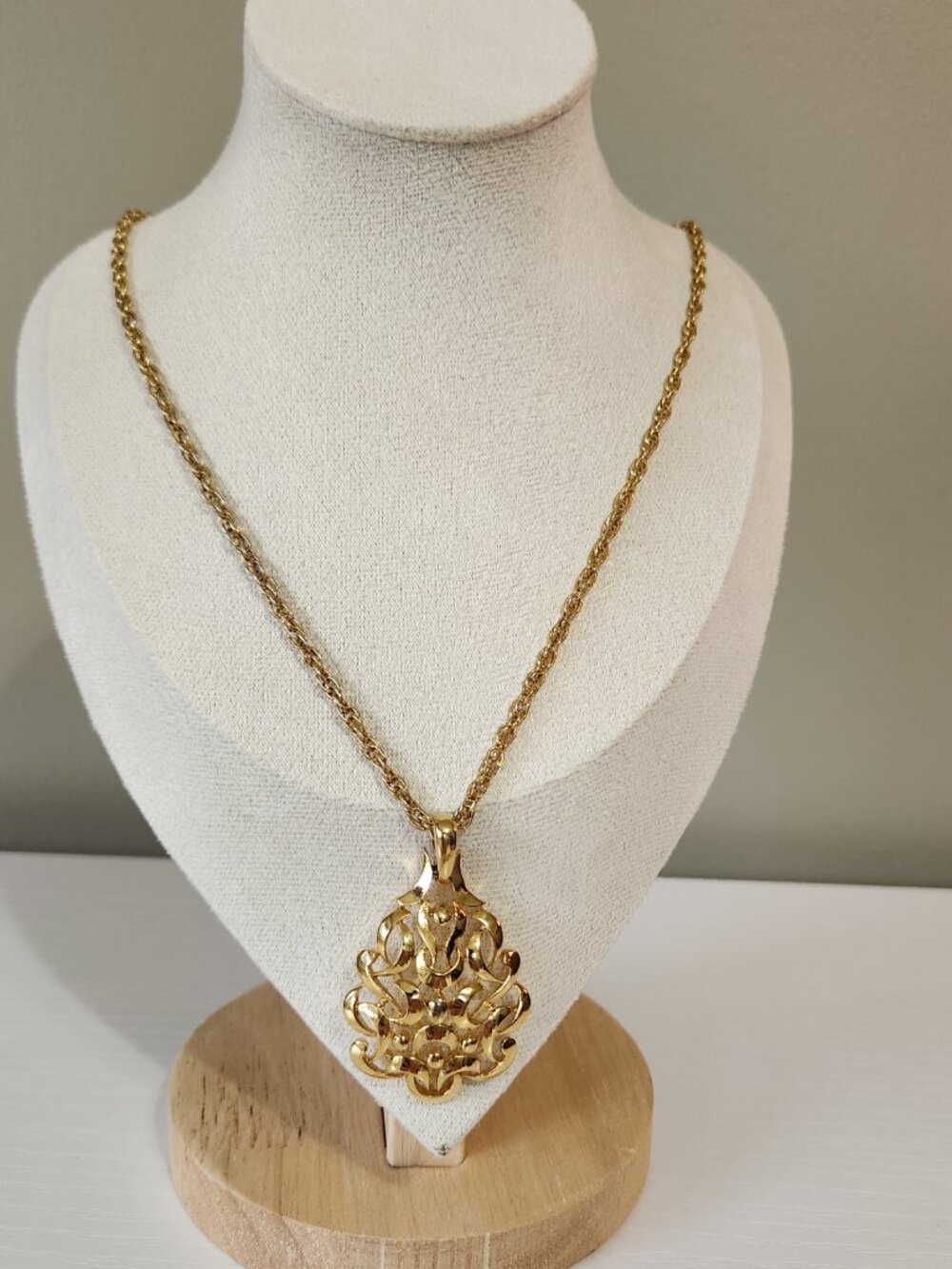 Vintage Crown Trifari Gold Tone Openwork Pendant Necklace Signed